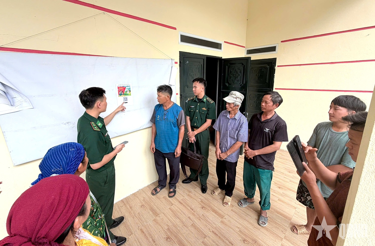 Đồn Biên phòng Cửa khẩu quốc tế Thanh Thủy: Đưa pháp luật đến người dân vùng biên qua mã QR